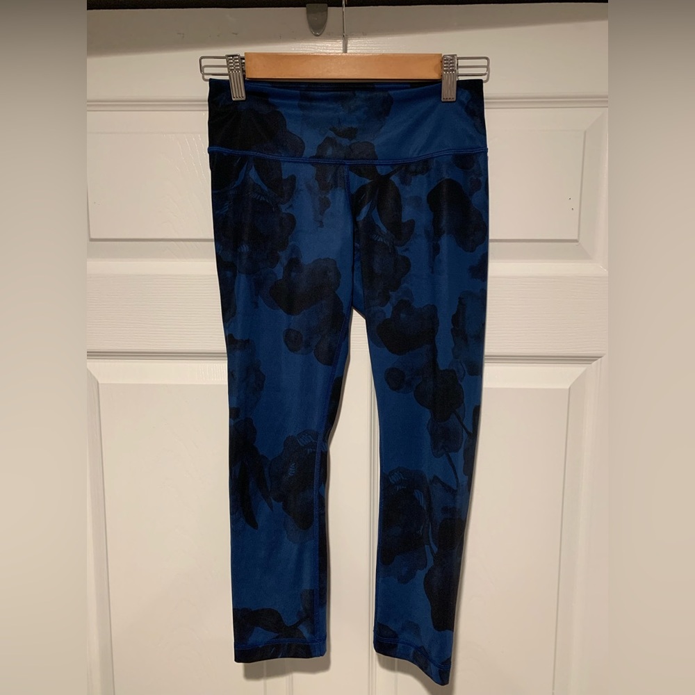 NWOT Lululemon Blue Floral Active Leggings